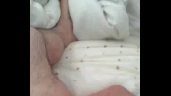 Preview 4 of Sas Bhau - Una paja en la cama