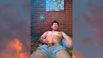 Preview 3 of Kim Kasdir - Macho activo muestra sus piesotes,  su culo de macho y termina con una paja muy caliente a sus 19cm