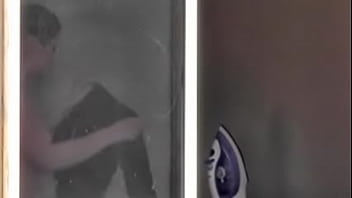 Preview 2 of Robber Enter - Vizinha a passar a ferro