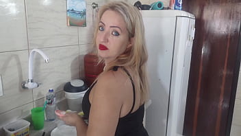 Preview 1 of Milena Velba Got Big Tits - Fodendo o c&uacute_ da empregada na cozinha