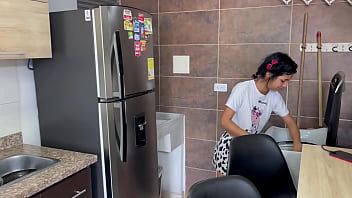 Preview 1 of Akshy Igel - Mi hermanastra esta insegura de su sexualidad la pongo cachonda y me la follo en la cocina.