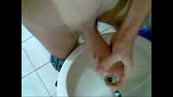 Preview 4 of Poran Side - Batendo uma no banhairo