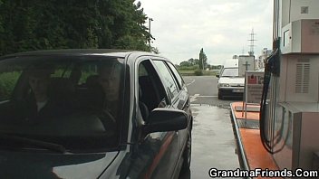 Preview 1 of Admi Khusra Xnxwn - Old bitch takes two cocks outside