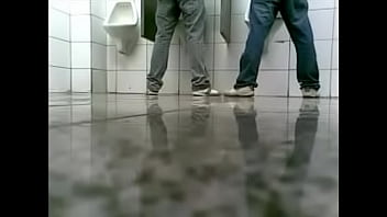 Preview 2 of Oldguysfuckteen - Pega&ccedil_&atilde_o em banheiro de supermercado 4