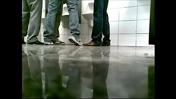 Preview 4 of Cum On Feetpage5 - Pega&ccedil_&atilde_o em banheiro no rio de janeiro 1