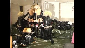 Preview 3 of Univercitarias Peruanas - Roxina2008EbonyRubberDoll200308XXL.WMV