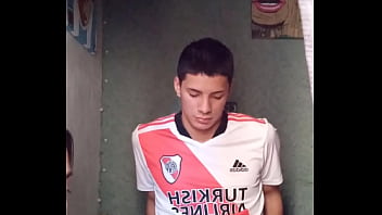 Preview 1 of Ember Strip - futbolista es Masturbado y tragado con la boca