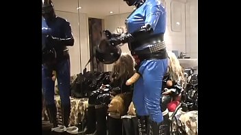 Preview 1 of Iyutan Movie - Roxina2007FetishGulrInBlueLatex260207XXL.WMV
