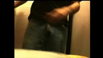 Preview 1 of Busty Nude Video - Espiando en el ba&ntilde_o a mi primo