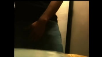 Preview 4 of Busty Nude Video - Espiando en el ba&ntilde_o a mi primo