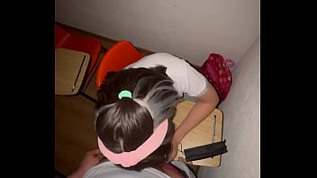 Preview 2 of First Orgasm Small - Colegiala Mexicana DANDO SENTONES en el SALON!! Estudiantes NO se AGUANTARON LAS GANAS! Chupando VERGA y SENTONES en la ESCUELA! Colegiala Mexicana en HD!