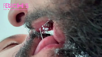 Preview 1 of Srapon Gay - Barbudo &eacute_ cuspido por gostoso - VIDEO INTEIRO NO RED