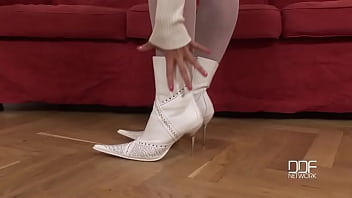 Preview 1 of Bom Creampie - Amazingly limber legs!