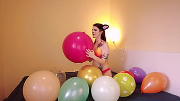 Preview 1 of Sunny Leone Threesom Nesaporn - Horny kitty is humping a balloon