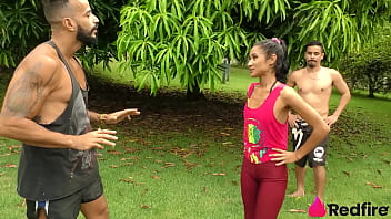 Preview 2 of The Beau Rose - Perva safada Niara Pessanha pediu aula particular e fez DP no meio do parque!