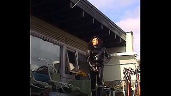 Preview 4 of Desquinte A Mi Novia En Un Hotel - Roxina2004RetroGurlInZentaiAndGasmaskWanking280604.WMV