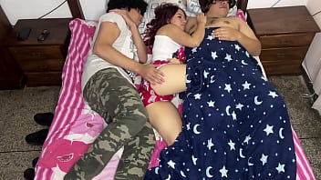 Preview 4 of Cam4 Soreth - Compartimos Cama con el Mejor Amigo de Mi Novia y Siento Que se la Esta Follando al Lado Mio NTR