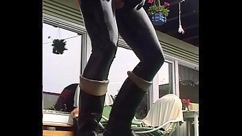 Preview 1 of Grannie Sexy Anal - Roxina2003CummingInRubberBoots010803XL.WMV