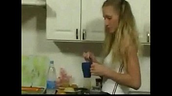 Preview 1 of Xxx Derviginando - Dando a buceta pro padrasto na cozinha - tvbuceta.com