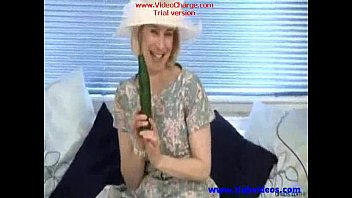 Preview 1 of Xxx Namorar - Mature housewife fucks a cucumber - Mature sex video