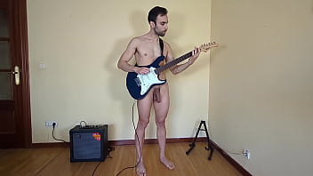 Preview 2 of Big And Long Pennis Porn - Toco la GUITARRA completamente DESNUDO