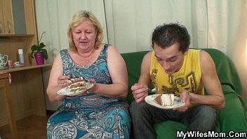 Preview 2 of Casero Puta Argenta Mimi - Wife busts her man fucking her mom