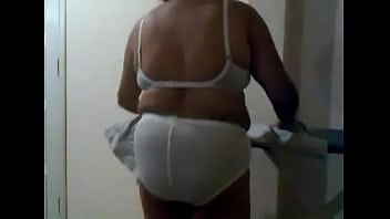 Preview 1 of Under Water Orgy - mujer mexicana gorda en calzones 2