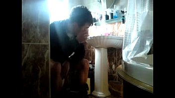 Preview 2 of Sexo Com Garotas Policias - Turner taking a poo