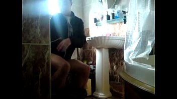 Preview 3 of Sexo Com Garotas Policias - Turner taking a poo