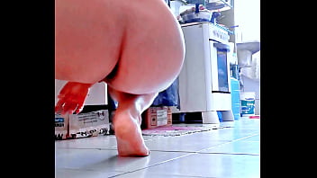 Preview 1 of Vy Ngn - Madastra japonesa secretamente foi gravada pelo rob&ocirc_ aspirador de p&oacute_