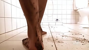 Preview 1 of Amercan Beeg - How does a girl&#039_s feet get so dirty