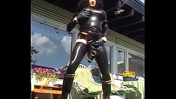 Preview 3 of Beach S3x - Roxina2004RubberTrannyOutdoorr150704XXL.WMV