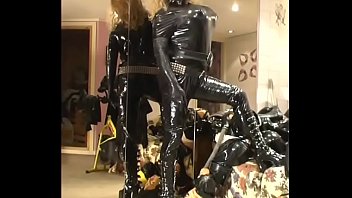 Preview 4 of Dipaksa Lesbian Sampai Nangis - Roxina2005HotAndSexyLatex270205.WMV