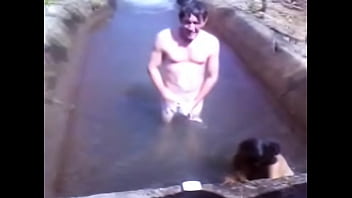 Preview 1 of Pose Pussy On Aquarium - en el rio