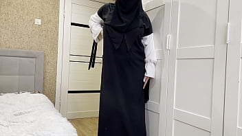 Preview 1 of Follando A Chinas - Hot Arab stepmom in stockings gives JOI