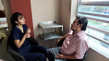 Preview 1 of Sunye Liyon - Sucia doctora no me convence para examen,  pero yo me la convenzo para una buena acogida. Que ricos guantes