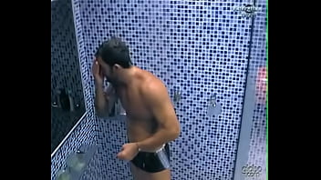 Preview 2 of Move Prahud - BBB 11! BBB Sexy!  Cristiano mostra o p&ecirc_nis durante o banho