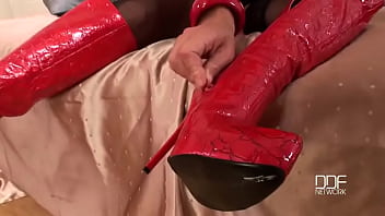 Preview 2 of Chinese Tube Porn Has Hairy Bush - You&#039_ll squirt for her boots!