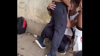 Preview 2 of Femelle Agent - OFERECI O RABO DO MEU AMIGO PARA VARIOS HOMENS