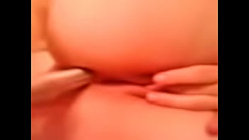 Preview 4 of Hot Lesbisen - gata enfiando consolo no cuzinho