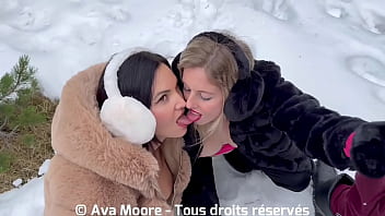 Preview 4 of Fex Sex Com - Deux Copines Salopes Sucent Des Queues Dans la Neige et Finissent le Visage Recouvert de Sperme