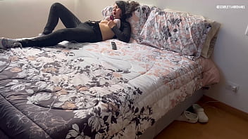 Preview 2 of Jebanje Sekretarice - Mi madrastra se toca mientras la veo en el armario... Me descubri&oacute_ y ahora le toco su h&uacute_medo co&ntilde_o