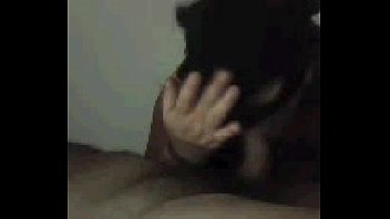 Preview 3 of Nateral Boobs Sister - lei con mascherina succhia il cazzo al suo uomo in cam davanti a tutti, che troia