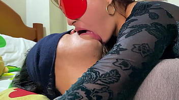 Preview 2 of Bokep Barat Hamil - HERMANASTRA dirige un BESO FRANC&Eacute_S PROFUNDO y muy H&Uacute_MEDO