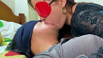 Preview 3 of Bokep Barat Hamil - HERMANASTRA dirige un BESO FRANC&Eacute_S PROFUNDO y muy H&Uacute_MEDO