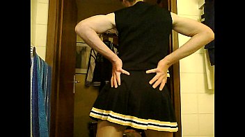 Preview 1 of Pregnant Public Threesome - Cheerleader beim Duschen