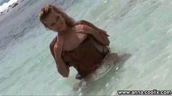 Preview 1 of Fisting Jessica - Beach Sex With 2 Guys