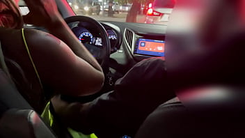 Preview 2 of Big Tigth Fuck - Botei o safado pra mamar pau grosso de travesti no carro