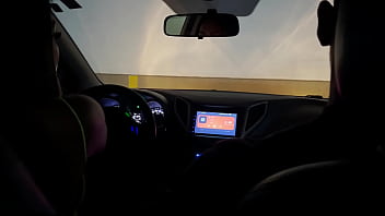 Preview 3 of Big Tigth Fuck - Botei o safado pra mamar pau grosso de travesti no carro
