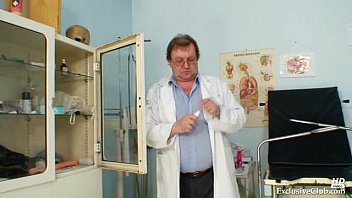 Preview 1 of Trio Con Pareja Y Torbe - Zaneta has her pussy gyno speculum examined by old doctor